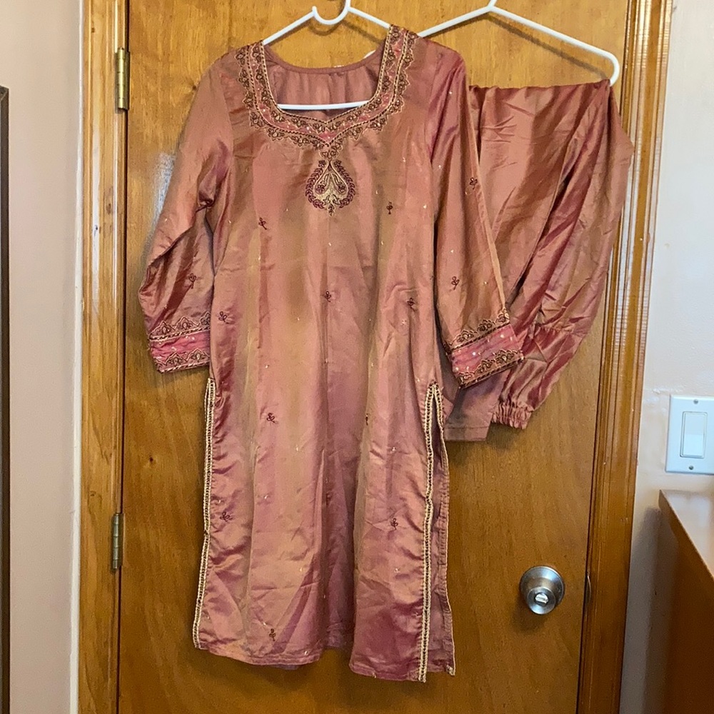 Pakistani shalwar kameez